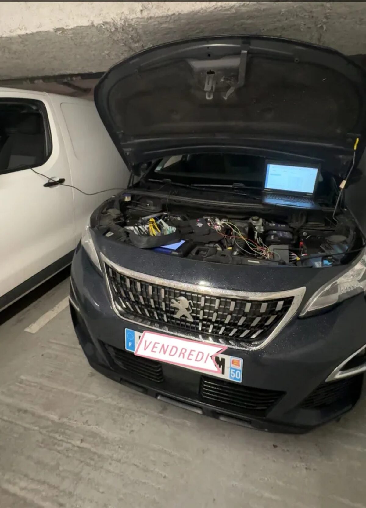 Conversion E85 en cours chez un client, capot ouvert