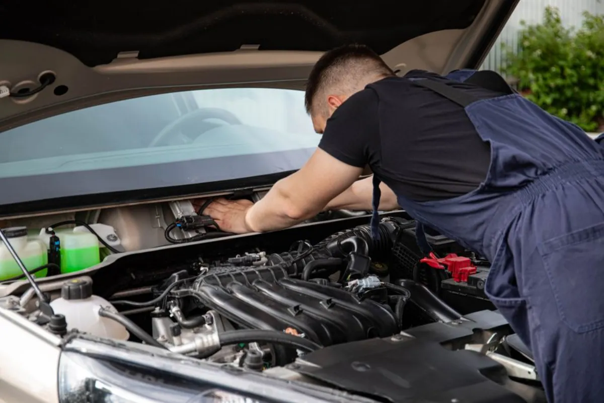 Technicien reprogrammant le calculateur pour la conversion E85 sur prise OBD