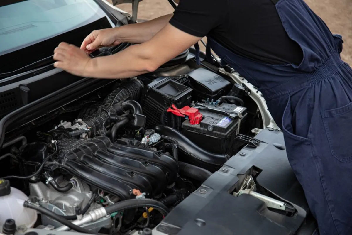 Technicien reprogrammant le calculateur pour mélanger E85 et SP95 sans manipulation