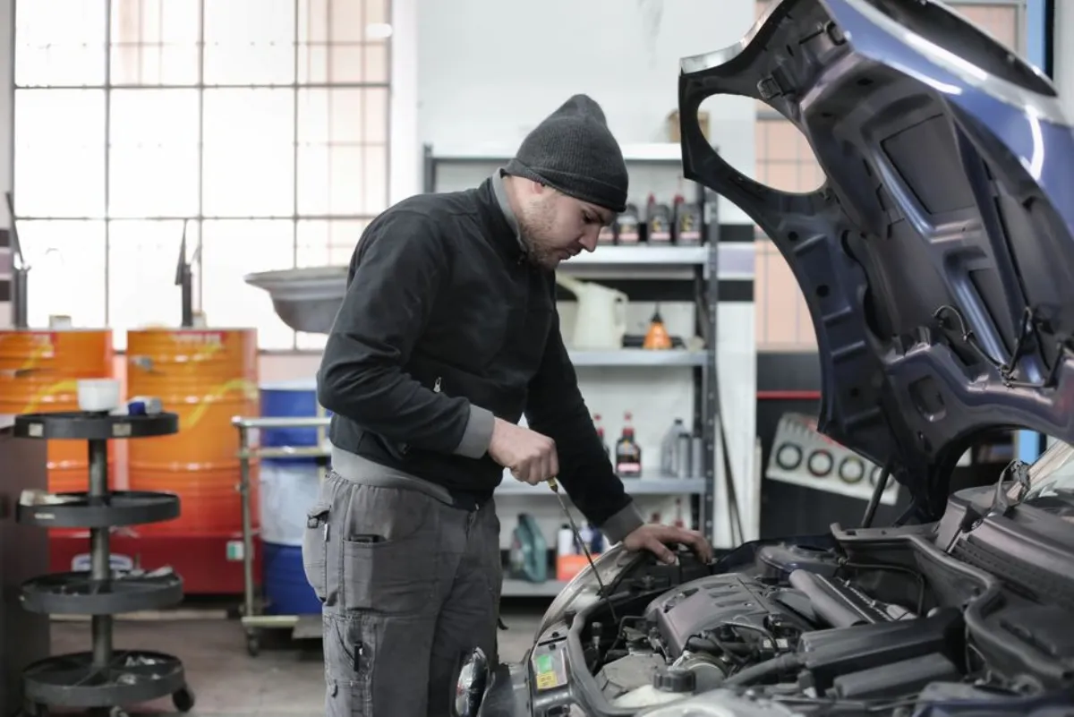 Technicien reprogrammant le calculateur d'une hybride E85 via la prise OBD