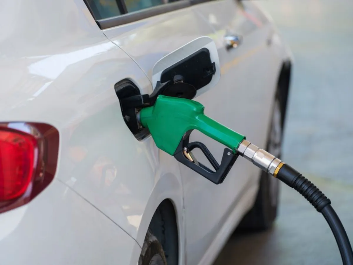 Premier plein de superéthanol E85 dans une station à Paris après la conversion éthanol