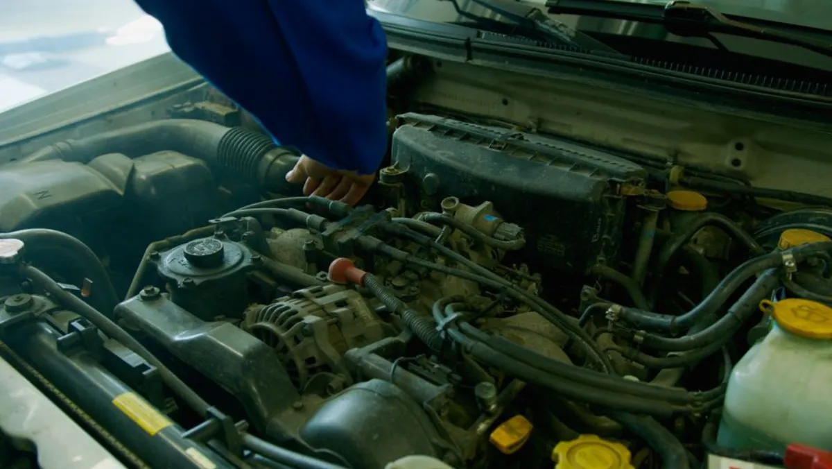 Compartiment moteur d'une voiture essence comparé entre boîtier E85 et reprogrammation