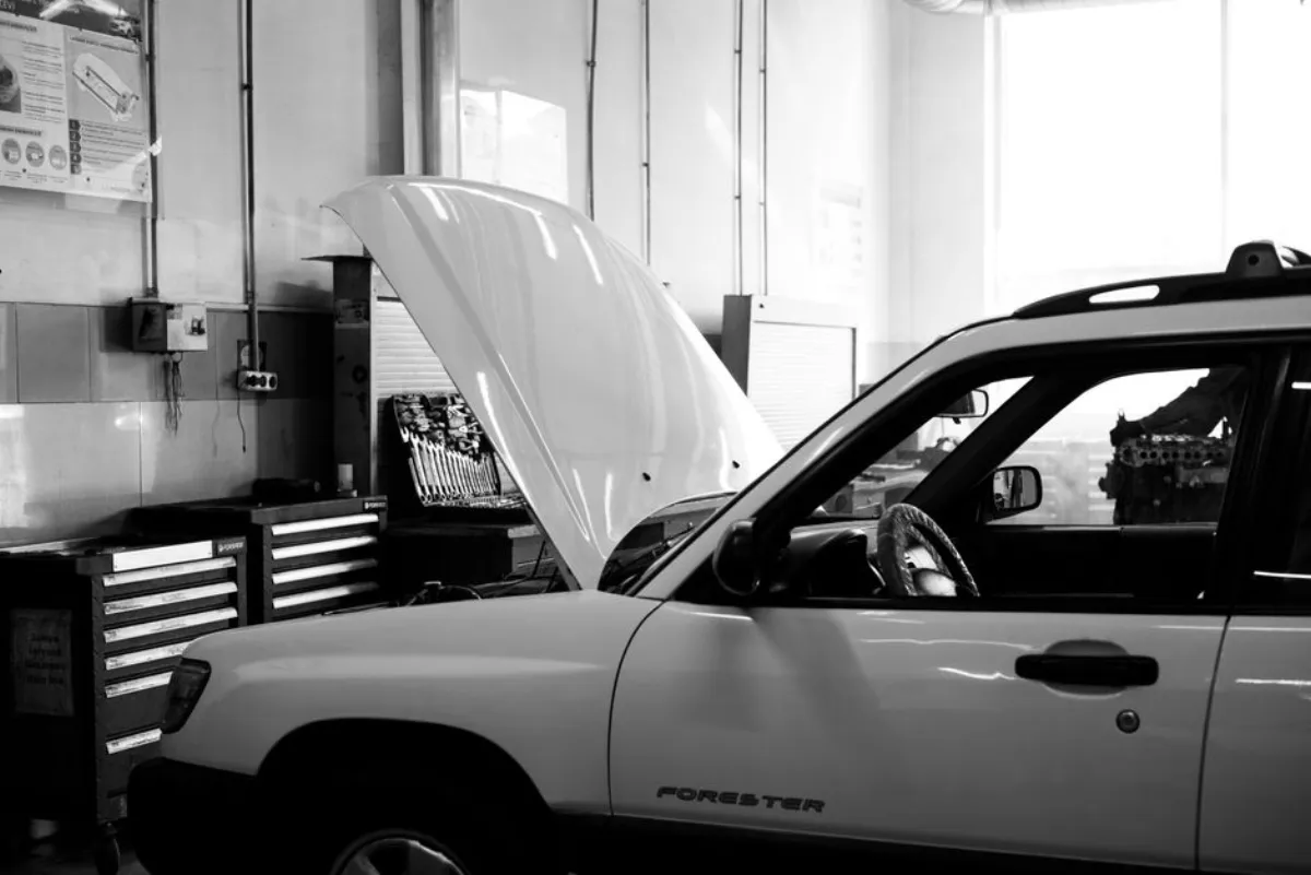 Technicien branché sur la prise OBD pour restaurer la cartographie d'origine d'une voiture E85